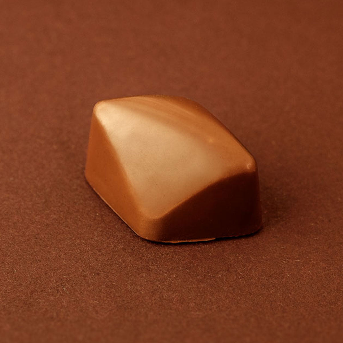 Ръчно изработен шоколадов бонбон с млечен шоколад с пралинов пълнеж Choco Gems by Home Chocolat